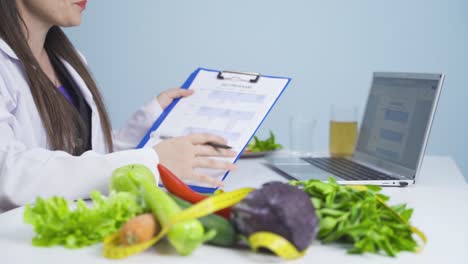 Nutritionist-explains-healthy-diet-program.